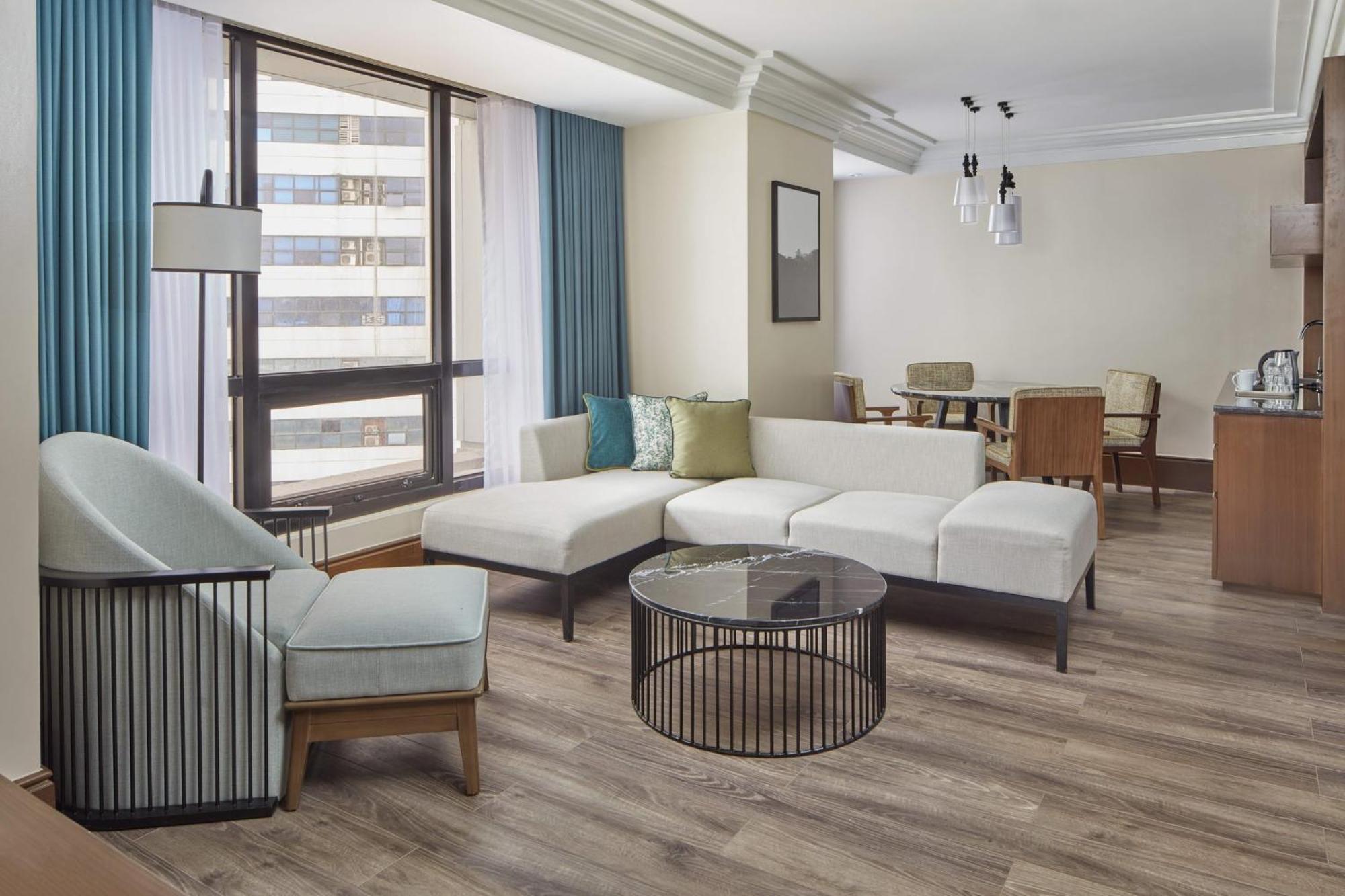 Holiday Inn & Suites Manila Galleria By Ihg Pasig City Екстер'єр фото