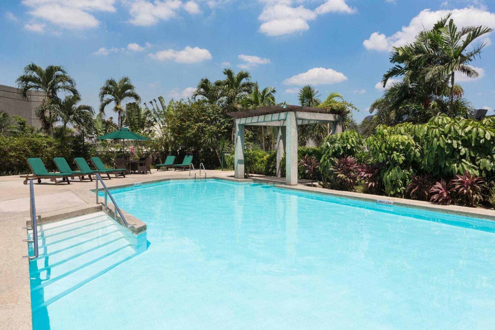Holiday Inn & Suites Manila Galleria By Ihg Pasig City Екстер'єр фото